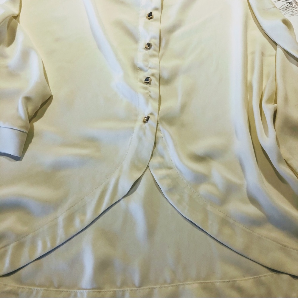 Vestique Top with Button Detail Back